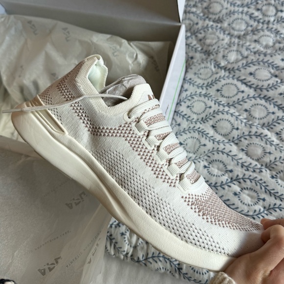APL TechLoom Breeze in color Ivory/Almond Women’s 8.5 BRAND NEW IN BOX - Picture 3 of 6
